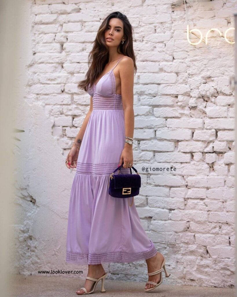 look de vestido lilas decotado, com bolsa de veludo . salto alto. ideal para dias quentes e passeios ao lar livre. 