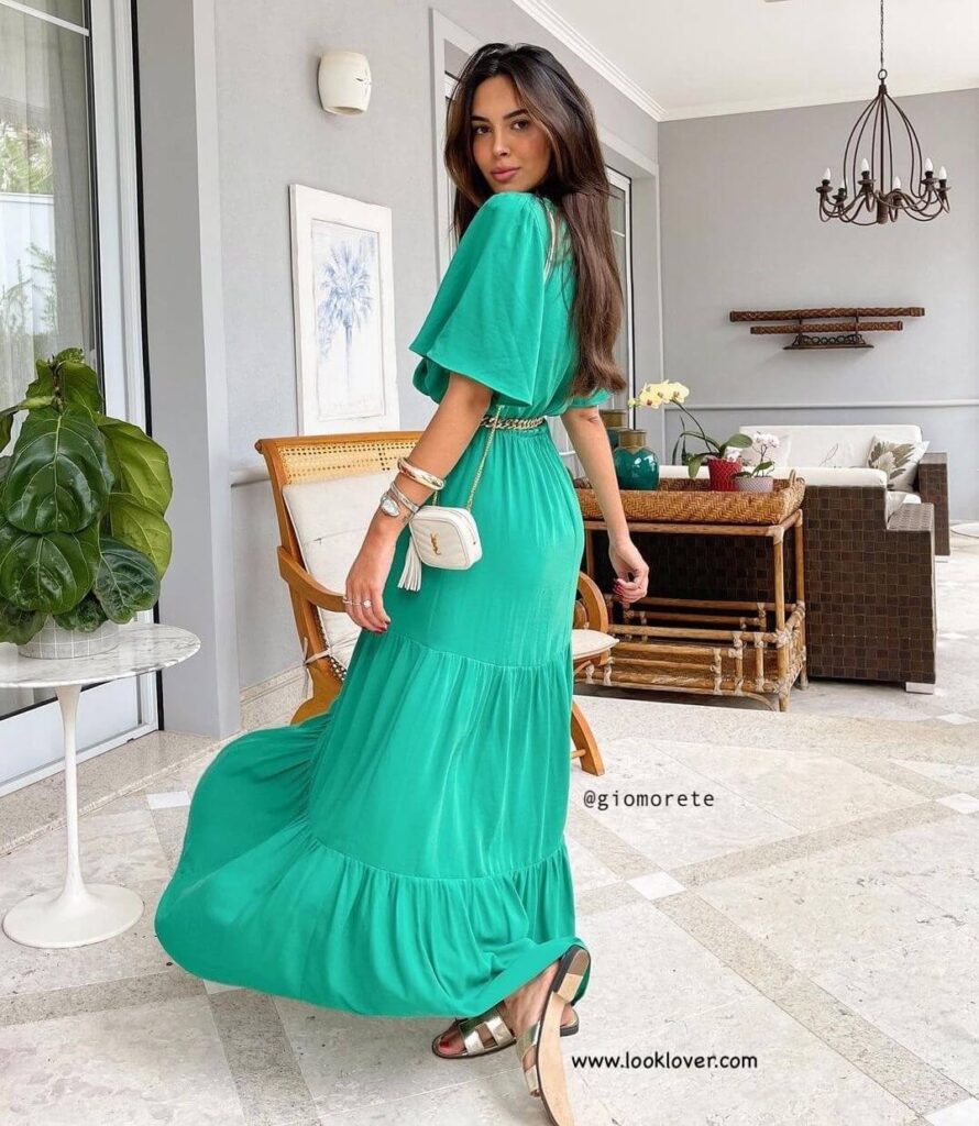 look com vestido verde com rasteirinha, com muitos acessorios.
